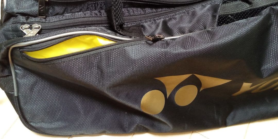 【値下げしました】　YONEX　テニスラケットバッグ （ブラック×金ロゴ）