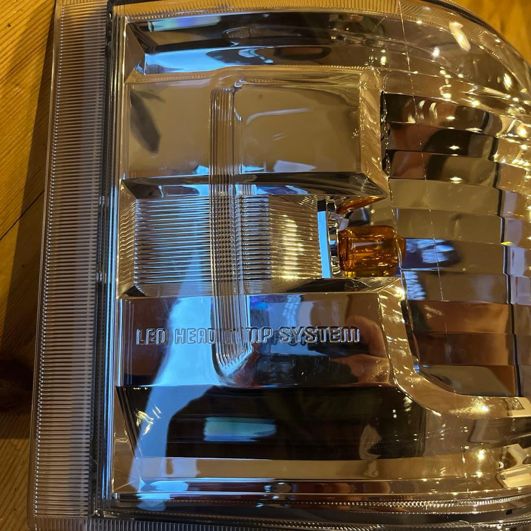 【新車外し】ハイエース8型純正ヘッドライト