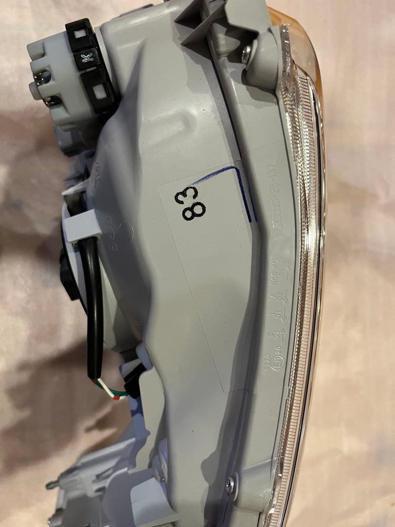 【新車外し】ハイエース8型純正ヘッドライト