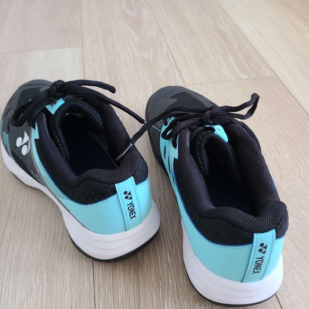 YONEX バドミントンシューズ 黒/水色24.5cm 25年1月末発売品です。