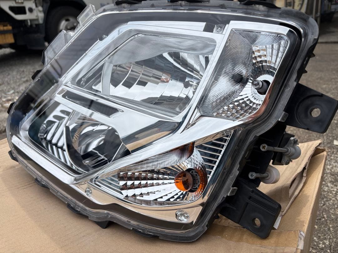 UDクオン 純正 LEDヘッドライトAssy 左　中古（52846-32317)