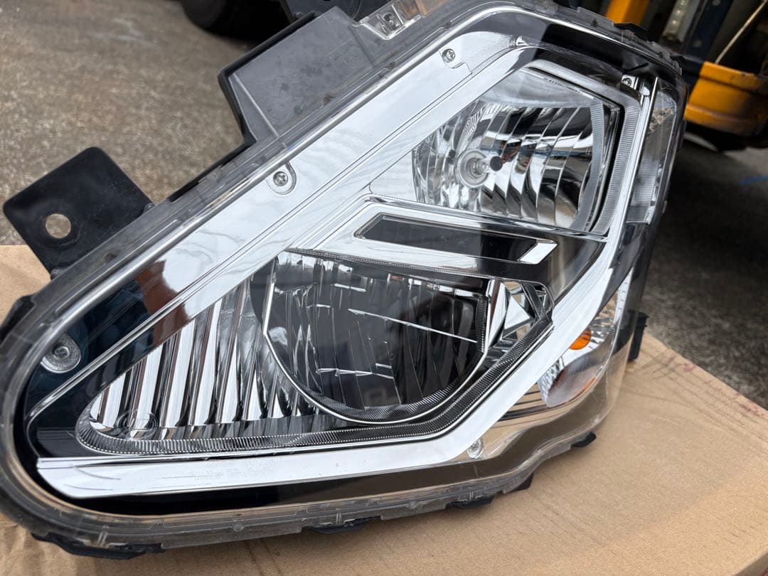 UDクオン 純正 LEDヘッドライトAssy 左　中古（52846-32317)