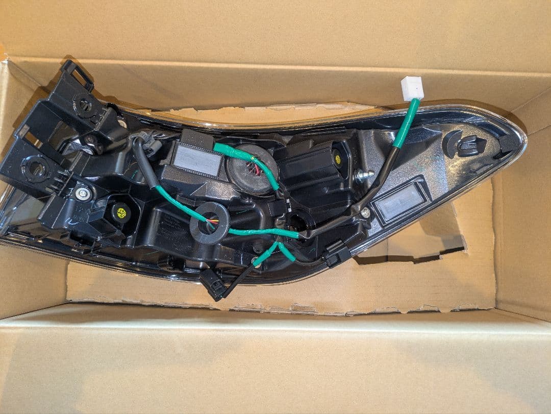 トヨタ　 クラウンハイブリッドARS220　 AZSH21　左テールランプ　新品