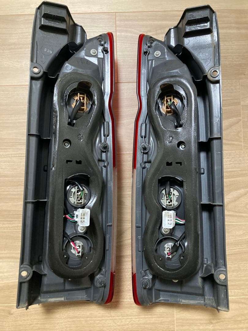 ハイエース　テールライト 純正2個セット