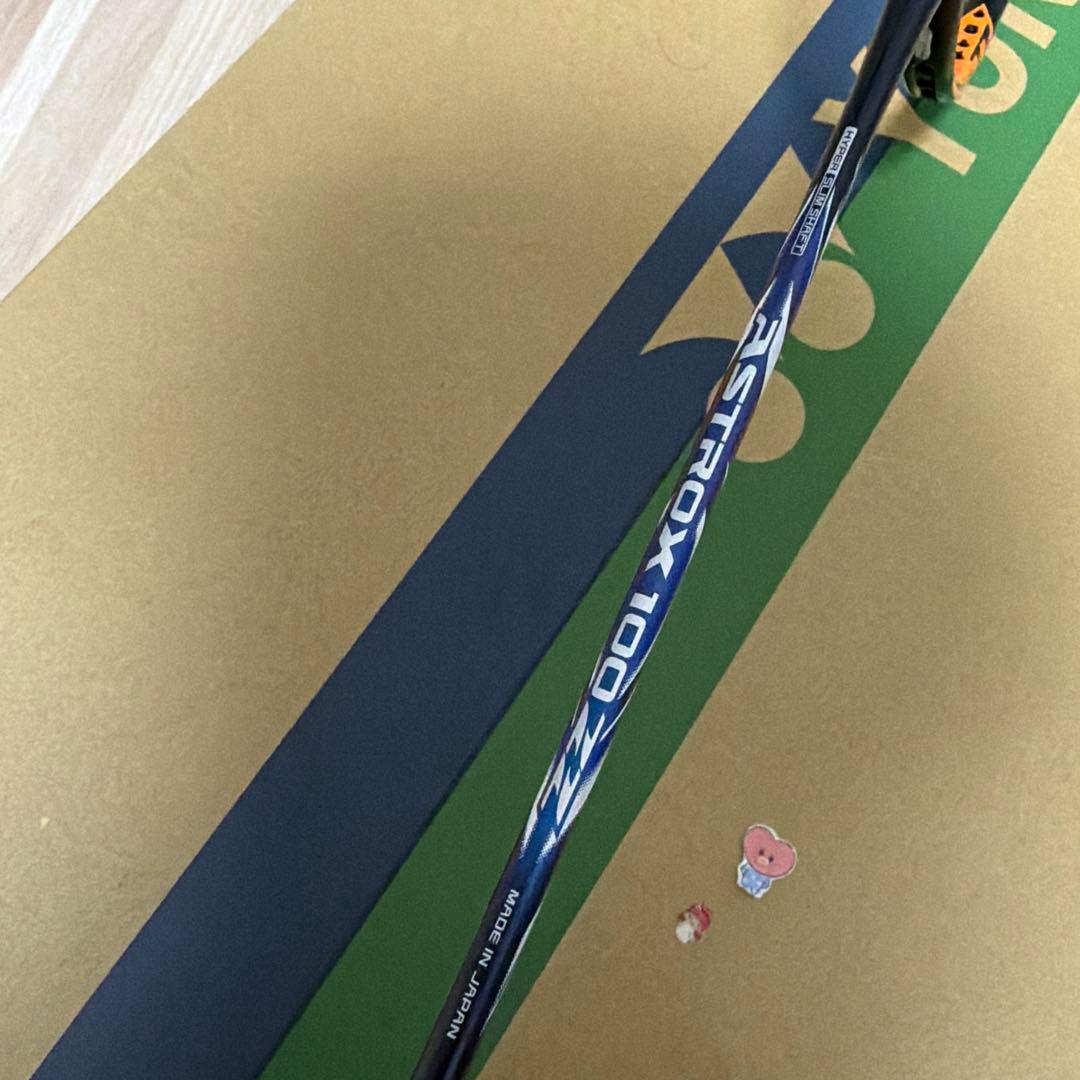 超美品ヨネックスアストロクス100ZZ ダークネイビー4u5バドミントンラケット