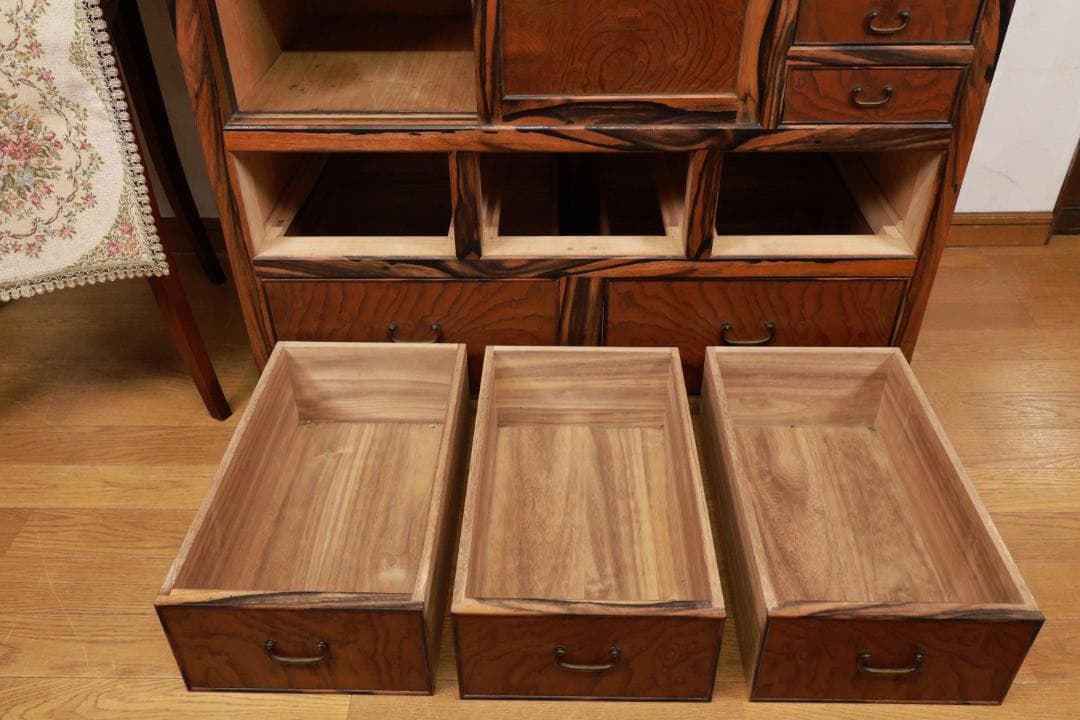 BE922 時代家具　黒柿貼　水屋箪笥　茶箪笥　欅扉　食器棚