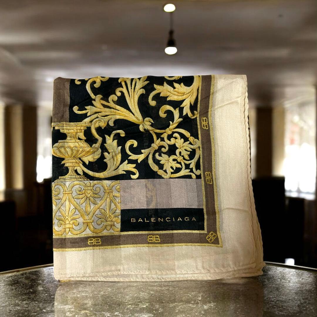 BALENCIAGAエレガントなゴールドブラックスカーフ