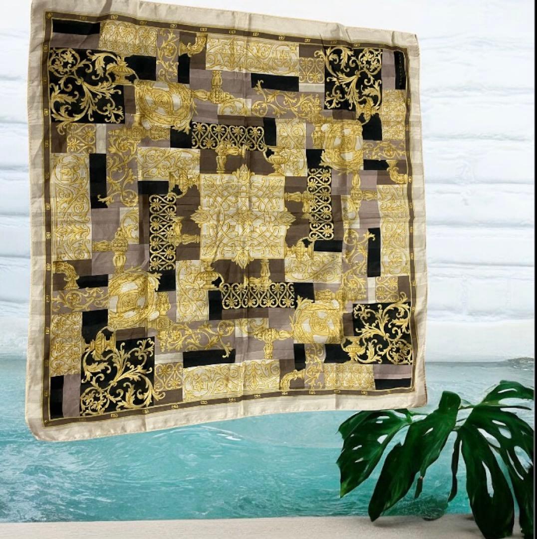 BALENCIAGAエレガントなゴールドブラックスカーフ