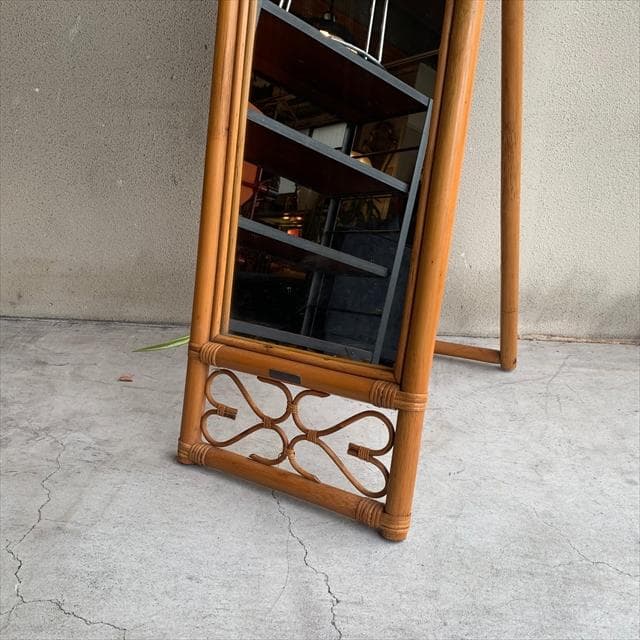 ヴィンテージのラタンスタンドミラー