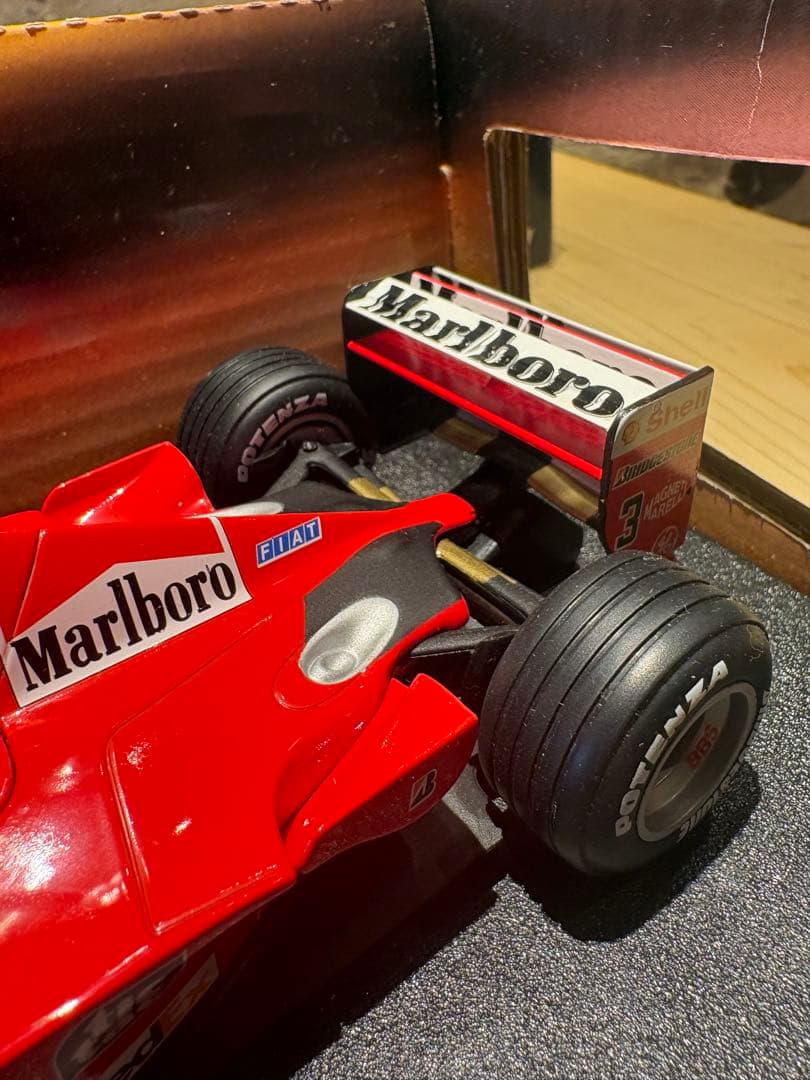 ホットウィール1/18Ferrari F1-2000マルボロ仕様　Mシューマッハ