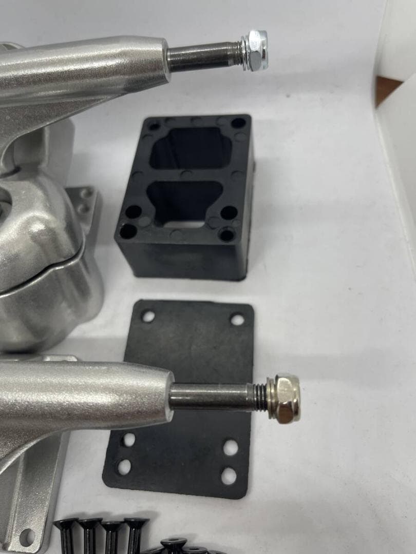 サーフスケート　YOW S5同機能トラック　CARVERのデッキにも通用シルバー