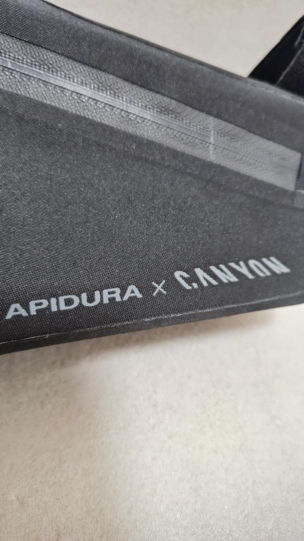 【ネサゲ】アピデュラ x キャニオン　フレームバッグ 黒