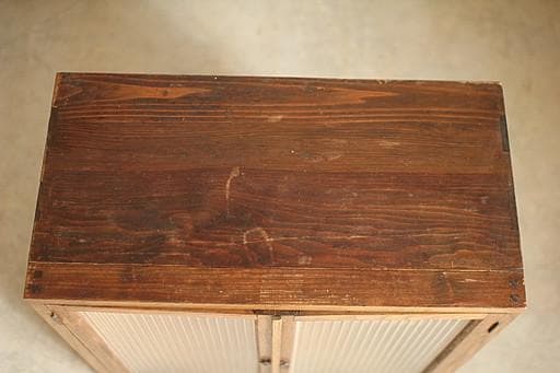 古い小ぶりな木枠のモールガラス戸棚　収納棚　食器棚　キャビネット　古家具