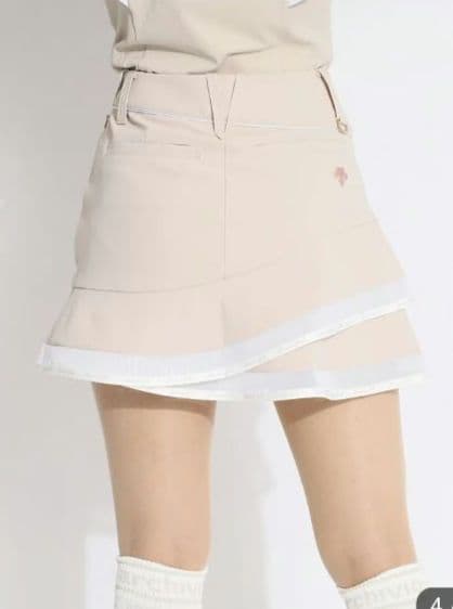 新品　デサントゴルフ　スカートМ　ベージュ定価26400円インナーパンツ一体型