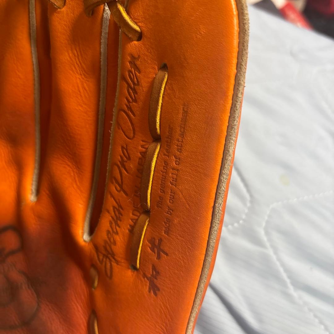 坂口智隆選手のサイン付き特別特注のグローブ