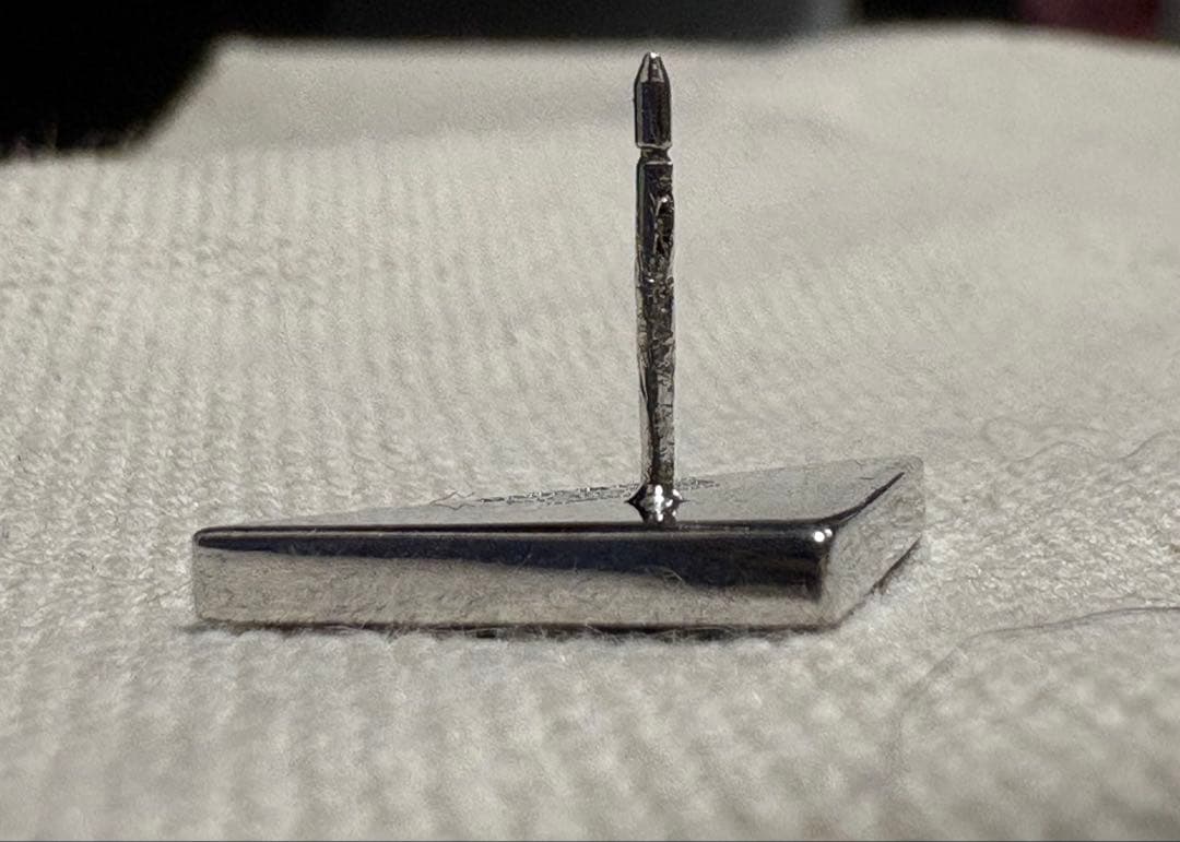 PRADA ロゴ ピアス 片耳のみ