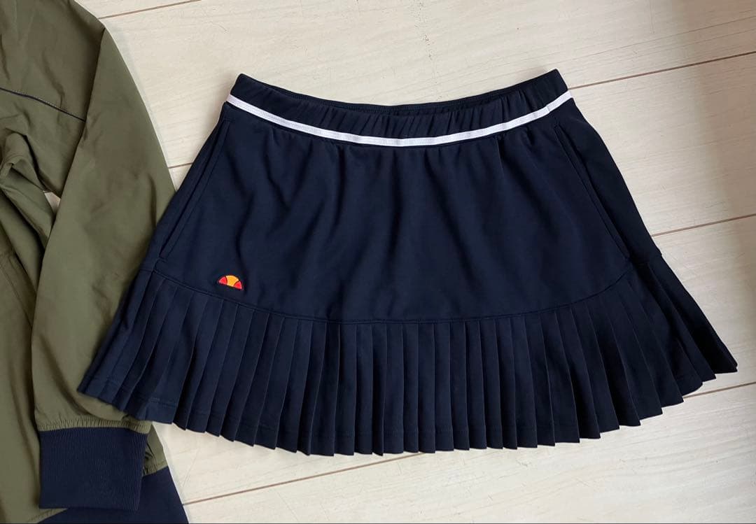 ellesseエレッセ＊オリーブ×紺のジャケットと裾プリーツのスコート上下セット