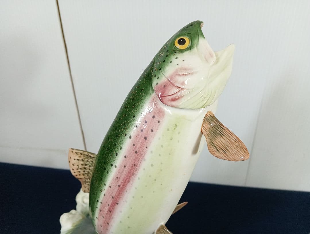 ニジマス 置物 インテリア オブジェ 魚 陶器製 台湾製