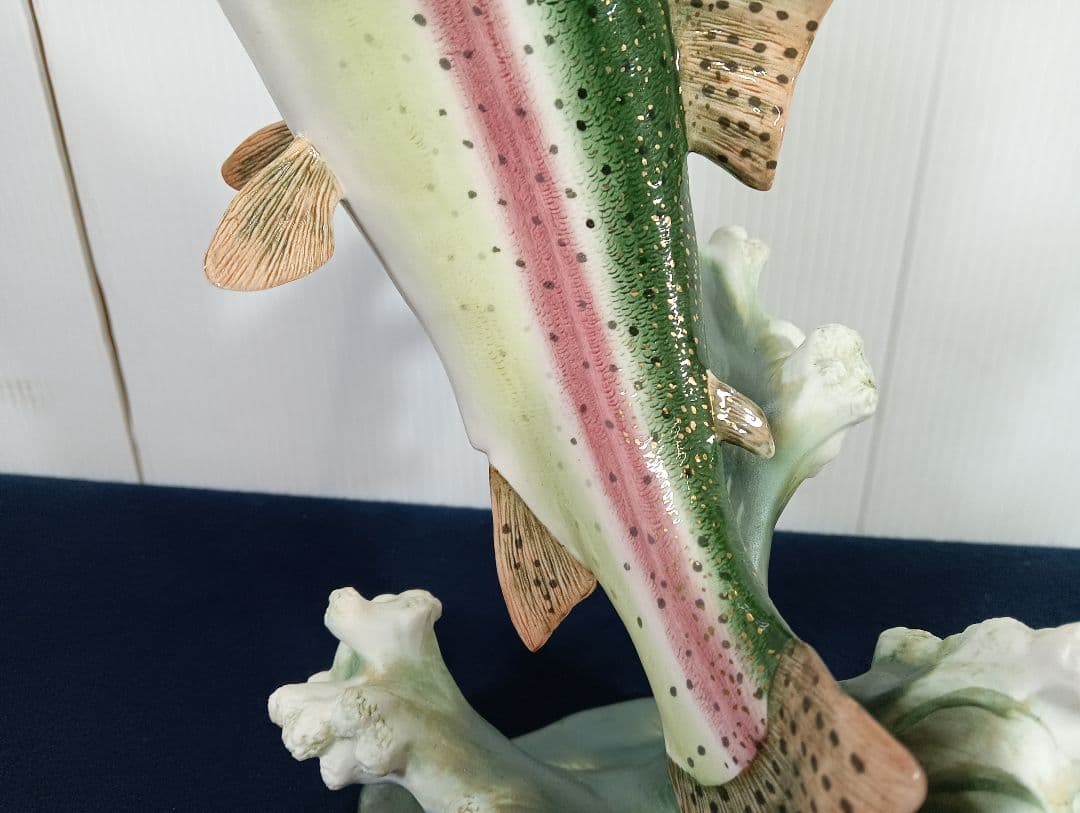 ニジマス 置物 インテリア オブジェ 魚 陶器製 台湾製