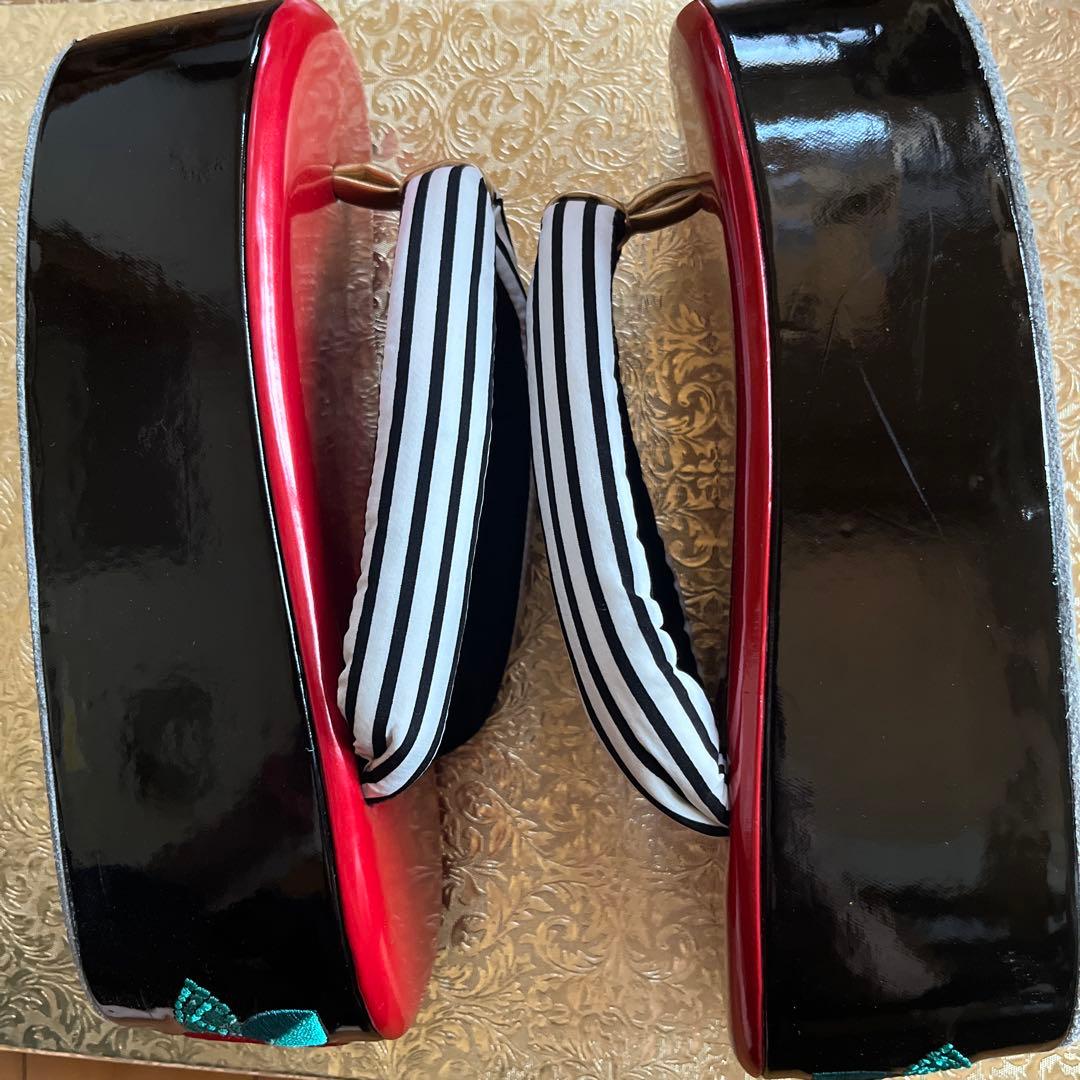 赤い花柄刺繍の草履