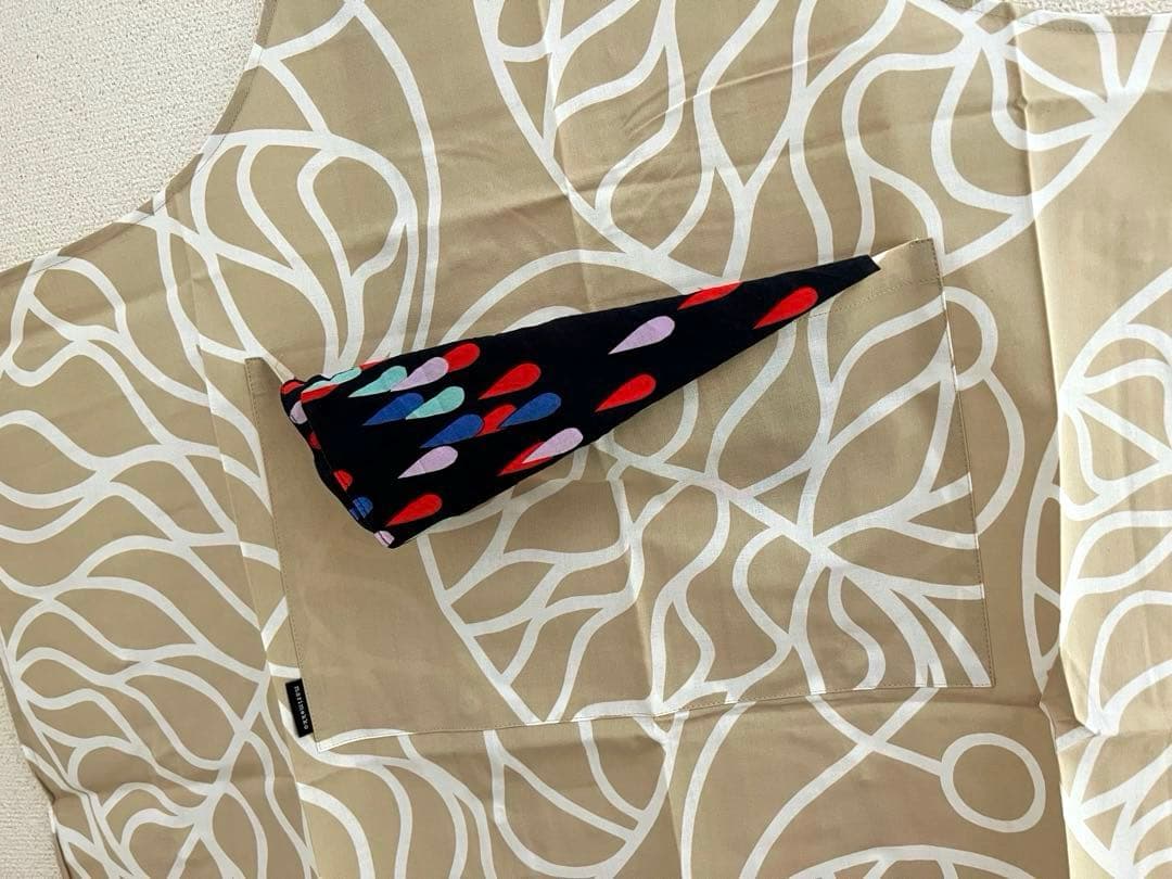 とんとことんさま　マリメッコ　marimekko エプロン