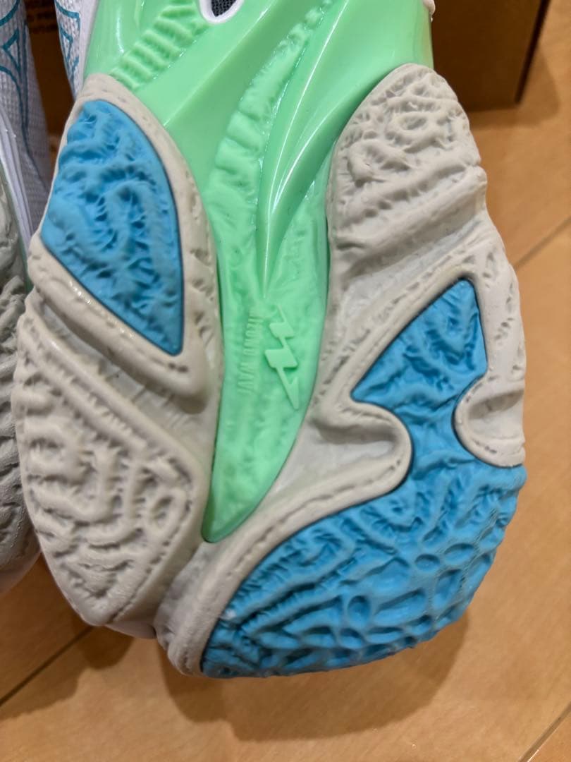 ミズノ　バレーシューズ　ウエーブライトニング