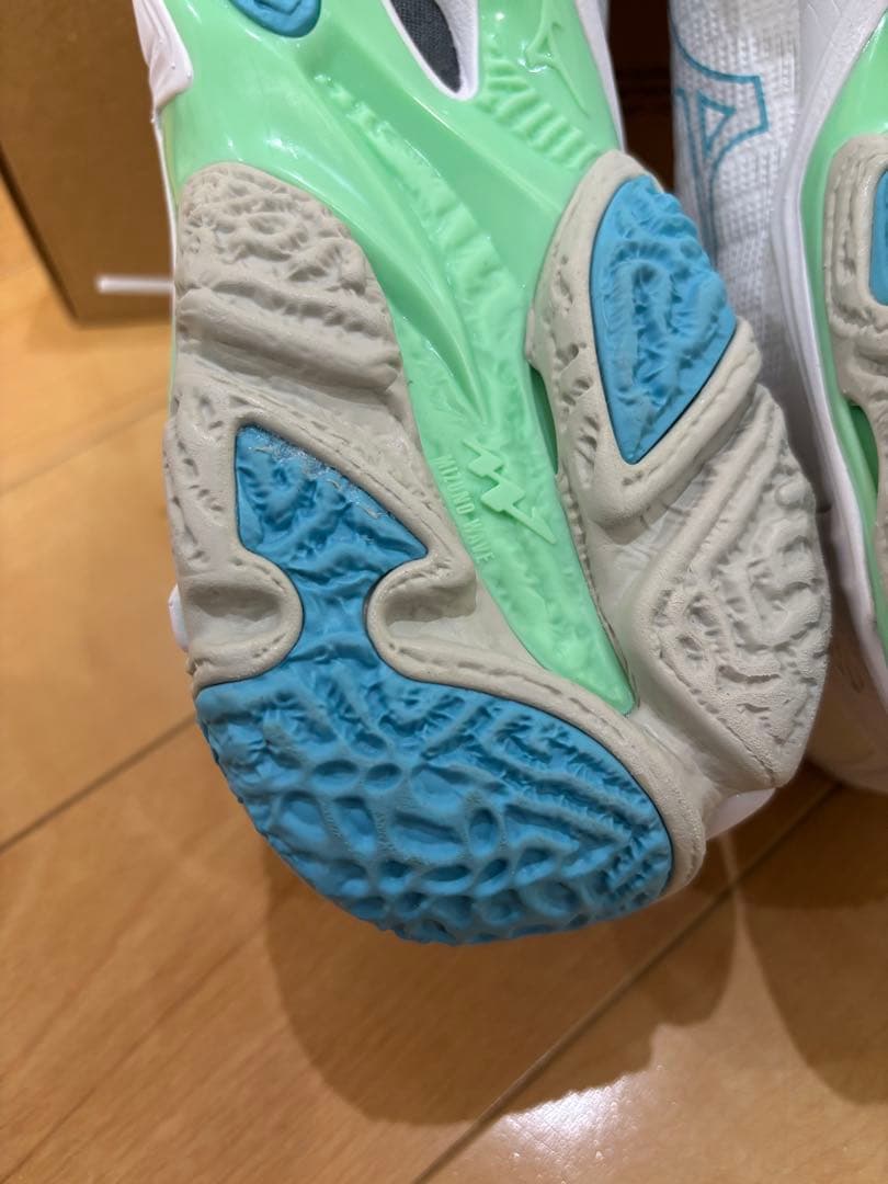 ミズノ　バレーシューズ　ウエーブライトニング