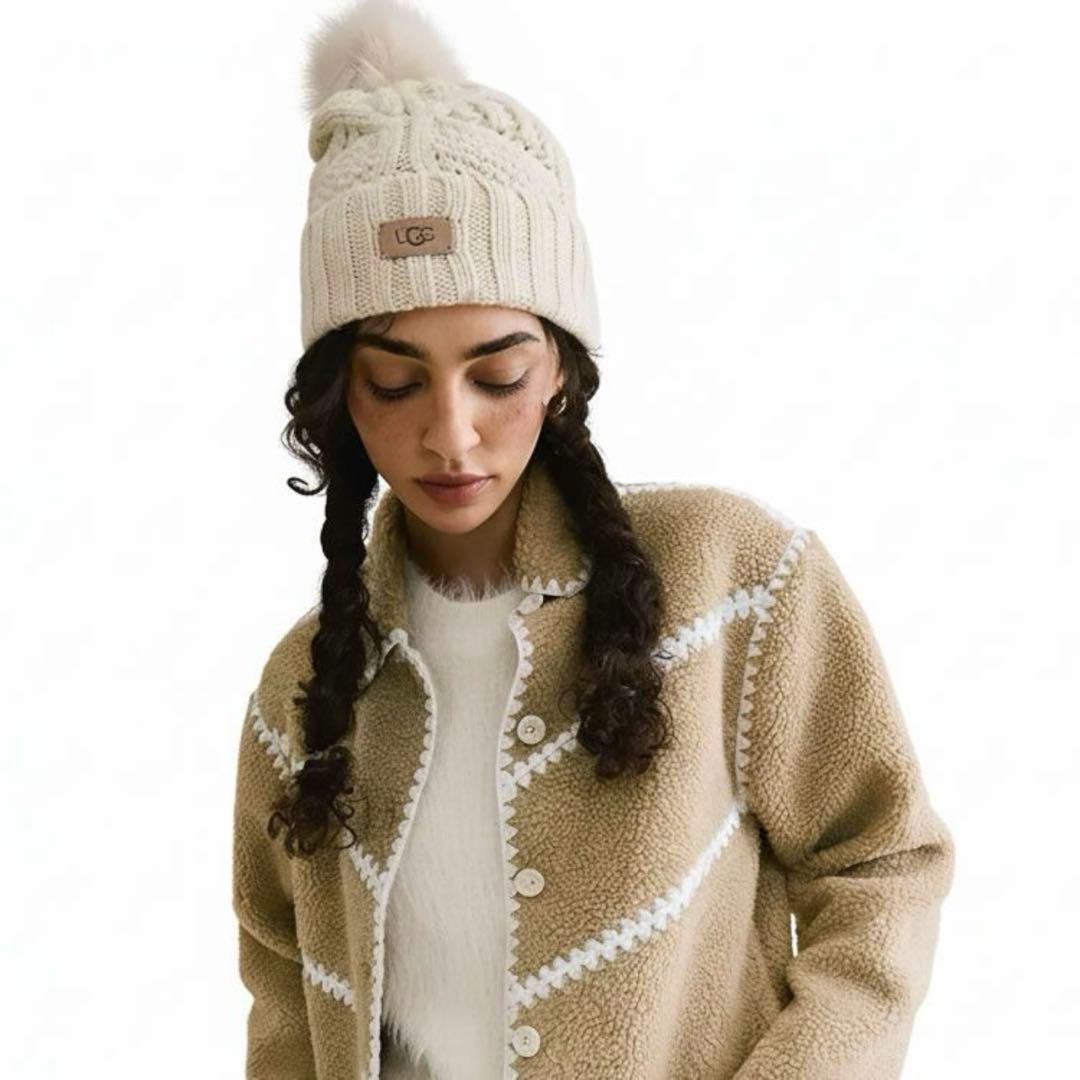 美品　UGG ホワイト （クリーム色）ポンポン付きニット帽