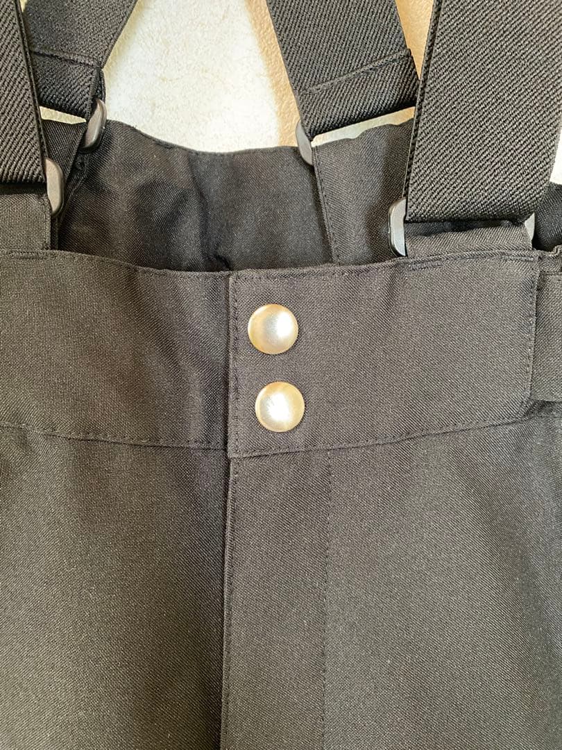 スキーウェア上下セット赤ジャケットと黒パンツ