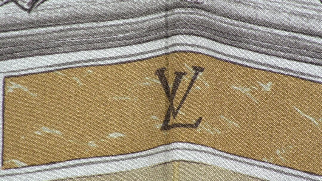 新品未使用品 ルイ ヴィトン 大判シルクスカーフ　D545