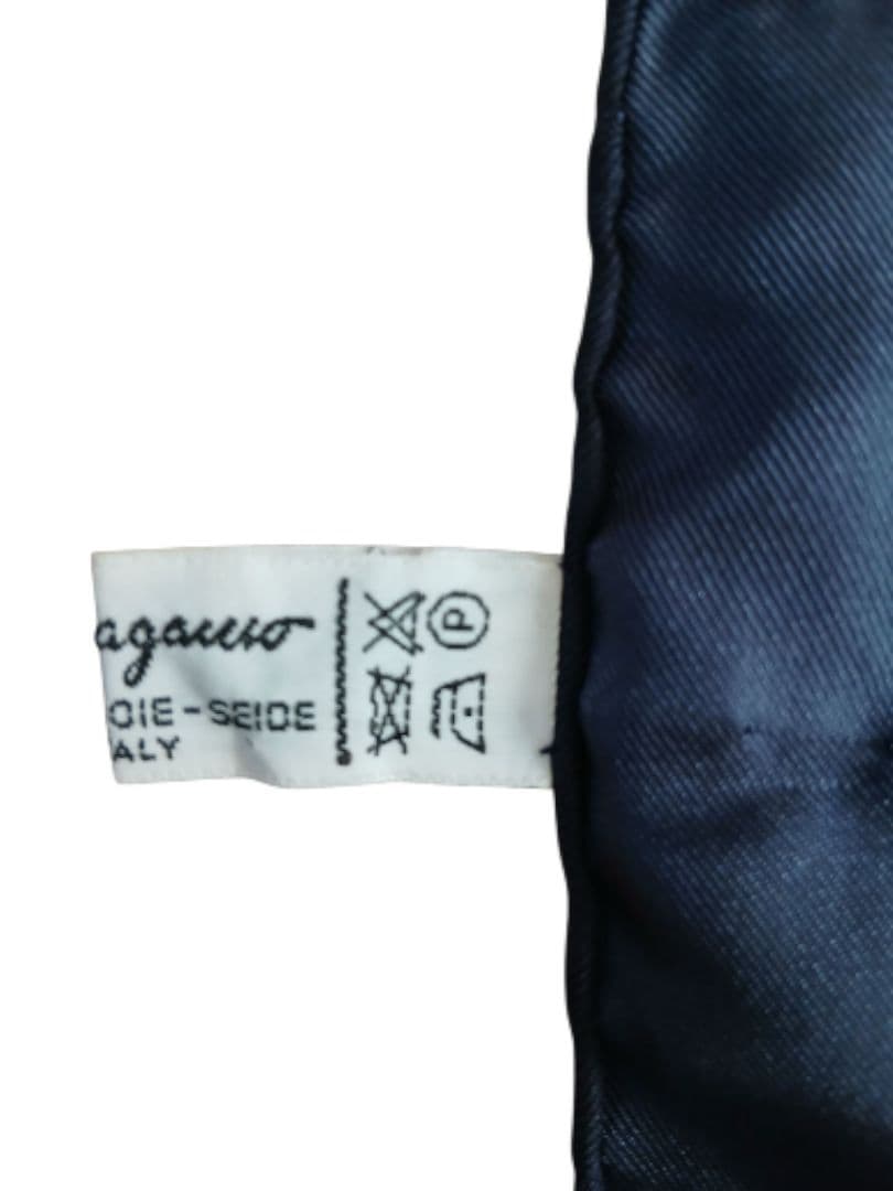 H*a様 美品Salvatore Ferragamo シルクスカーフ 動物柄