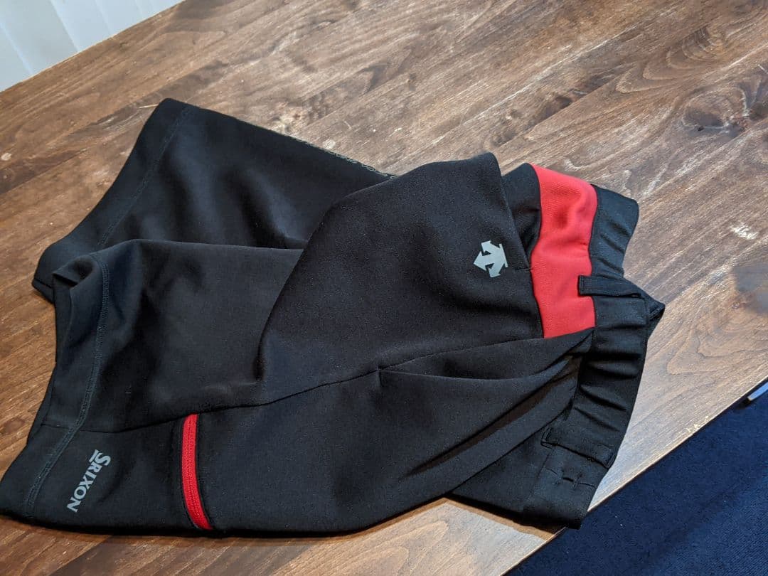 スリクソン by デサント　スウェット　ショートパンツ　ハーフパンツ　ゴルフ　黒