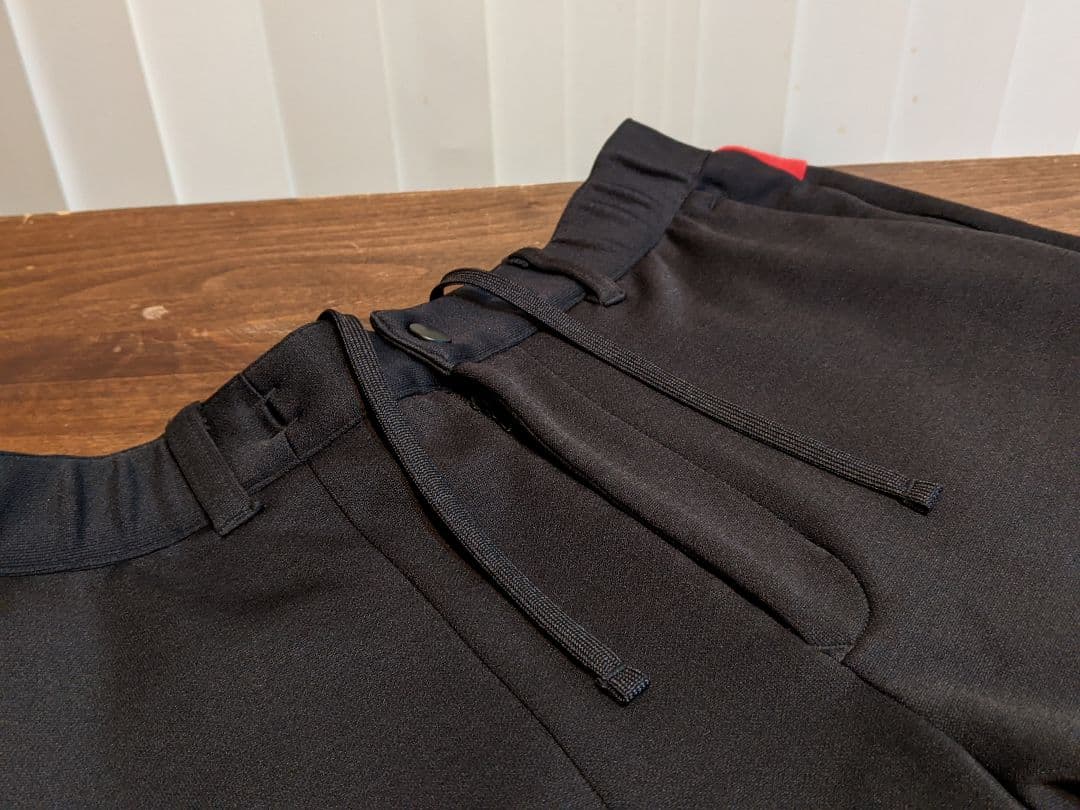 スリクソン by デサント　スウェット　ショートパンツ　ハーフパンツ　ゴルフ　黒