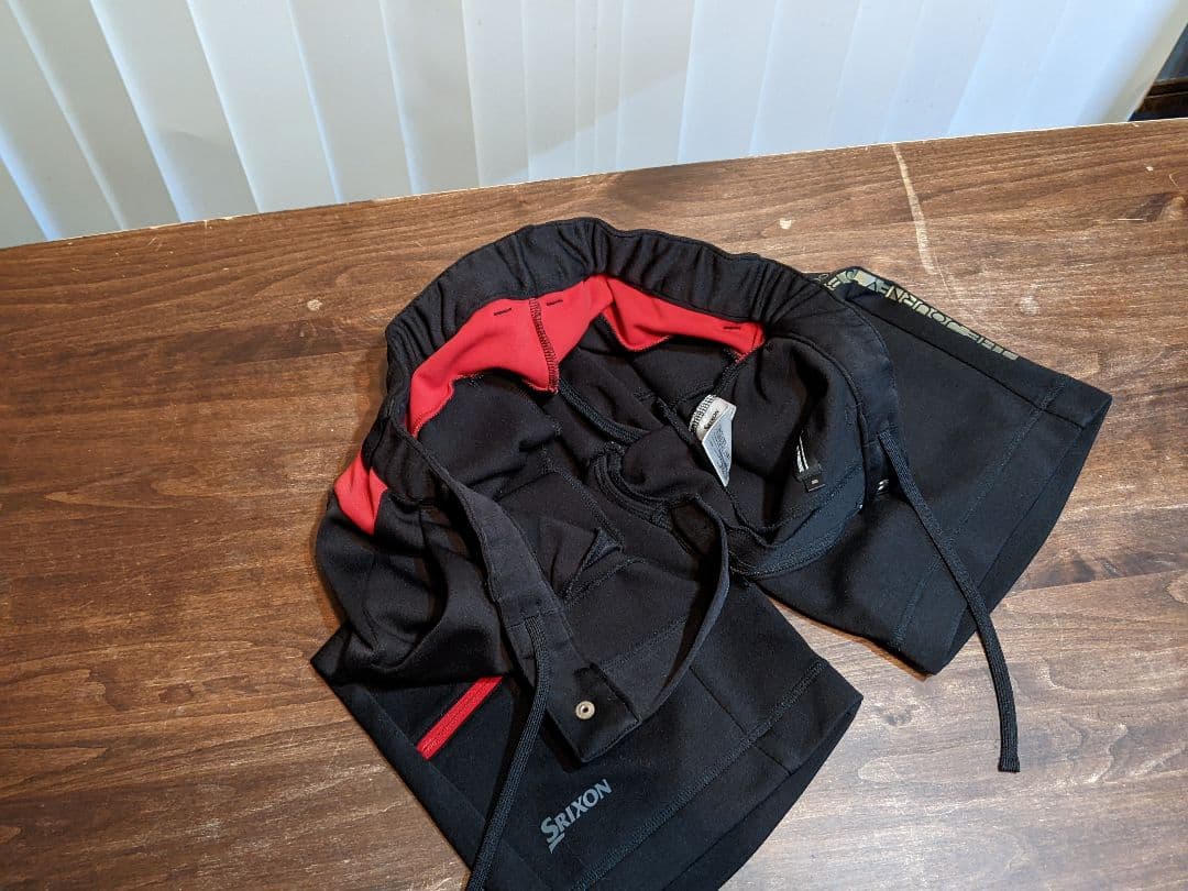 スリクソン by デサント　スウェット　ショートパンツ　ハーフパンツ　ゴルフ　黒