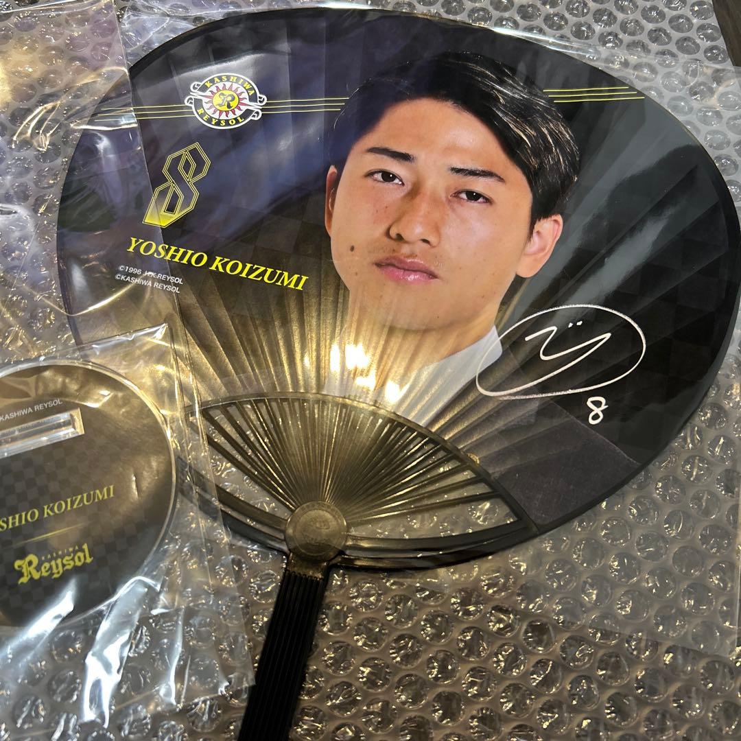 柏レイソル2025 スーツラッフルくじ No.8小泉佳穂 特大アクスタ＆うちわ