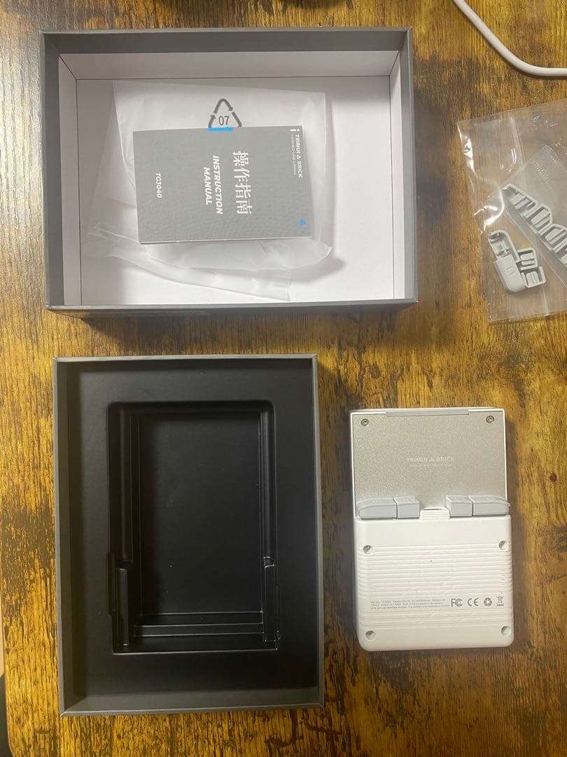 て*つ様 TRIMUI BRICK ホワイト　+ ケースとスクリーンプロテクター