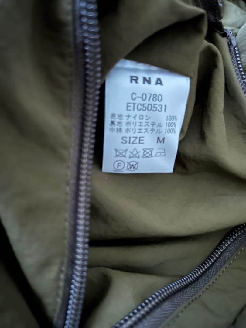 RNA N／スタンドカラーパデッドポンチョ　カーキ