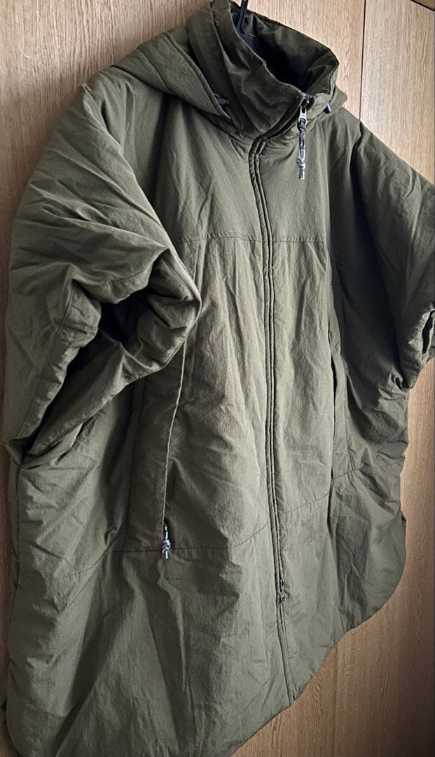 RNA N／スタンドカラーパデッドポンチョ　カーキ