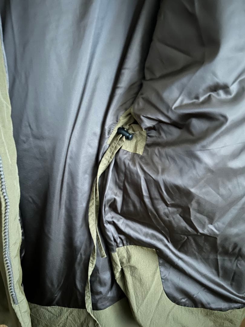 RNA N／スタンドカラーパデッドポンチョ　カーキ