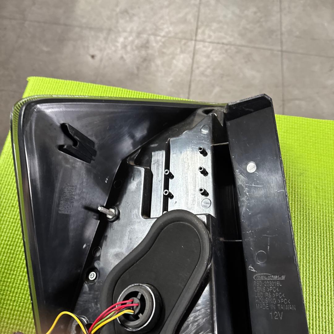 トヨタ　プリウス 30 後期　社外　テールランプ、ライト　左右セット　ジャンク品