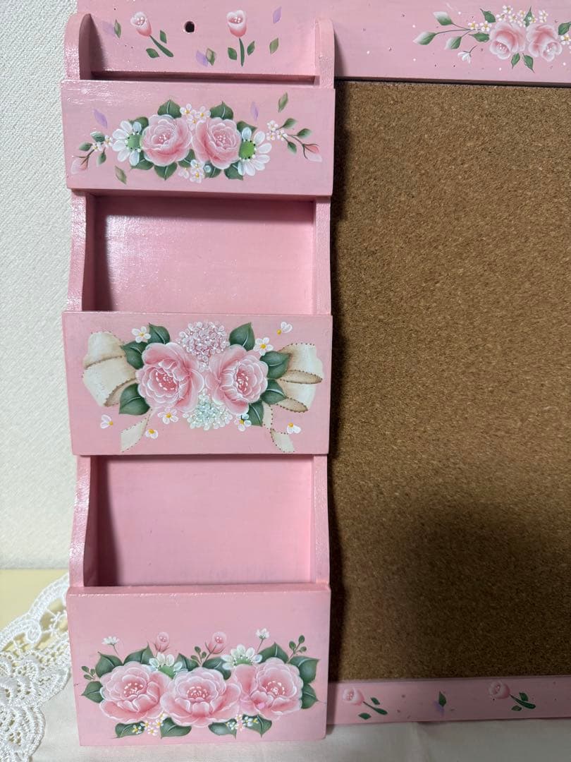 トールペイント作品　花柄木製壁掛け収納 コルクボード他　3点