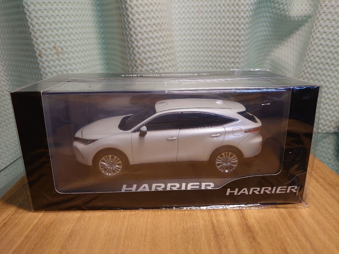 美品【新品】ハリアー　ホワイト　ミニカー　カラーサンプル