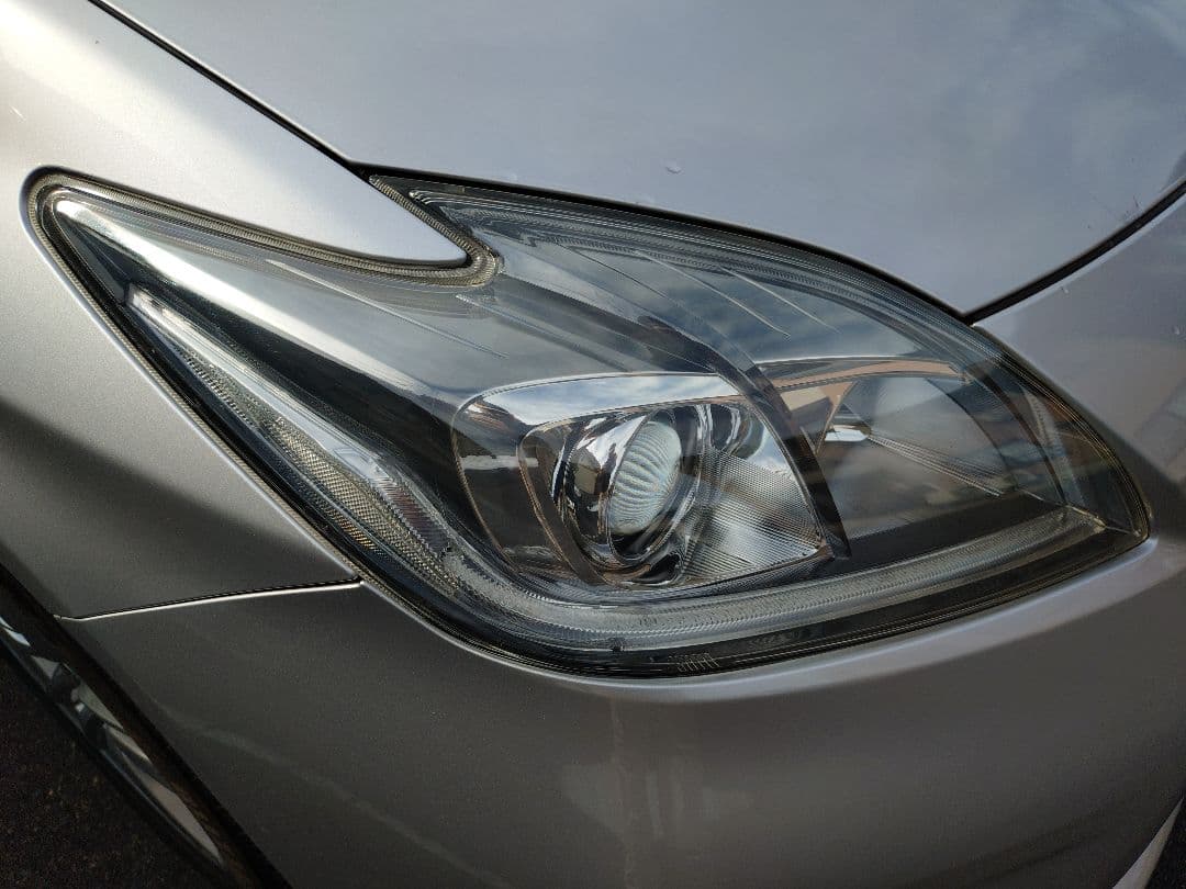 ZVW 30 プリウス後期純正HIDヘッドライト　バラスト GIGAバーナー付き