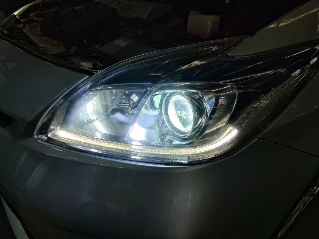 ZVW 30 プリウス後期純正HIDヘッドライト　バラスト GIGAバーナー付き
