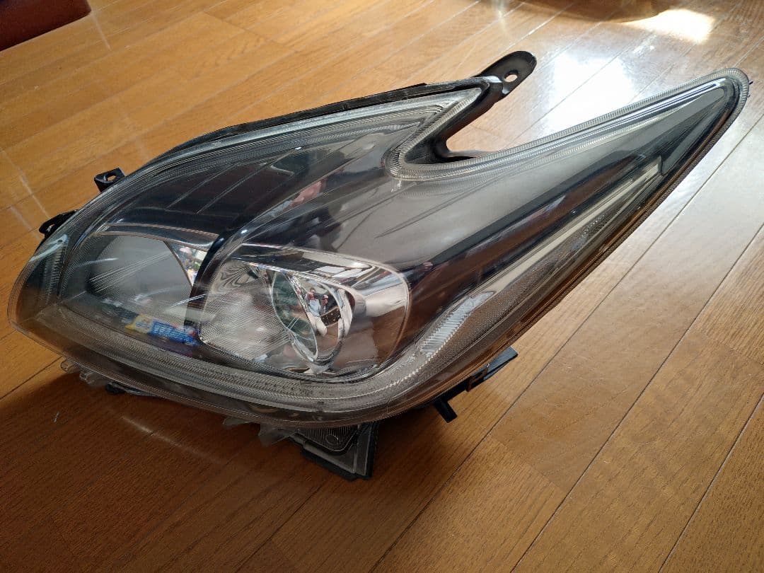 ZVW 30 プリウス後期純正HIDヘッドライト　バラスト GIGAバーナー付き