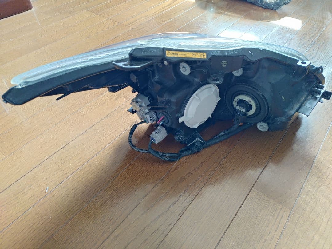 ZVW 30 プリウス後期純正HIDヘッドライト　バラスト GIGAバーナー付き