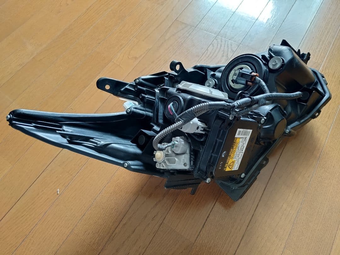 ZVW 30 プリウス後期純正HIDヘッドライト　バラスト GIGAバーナー付き