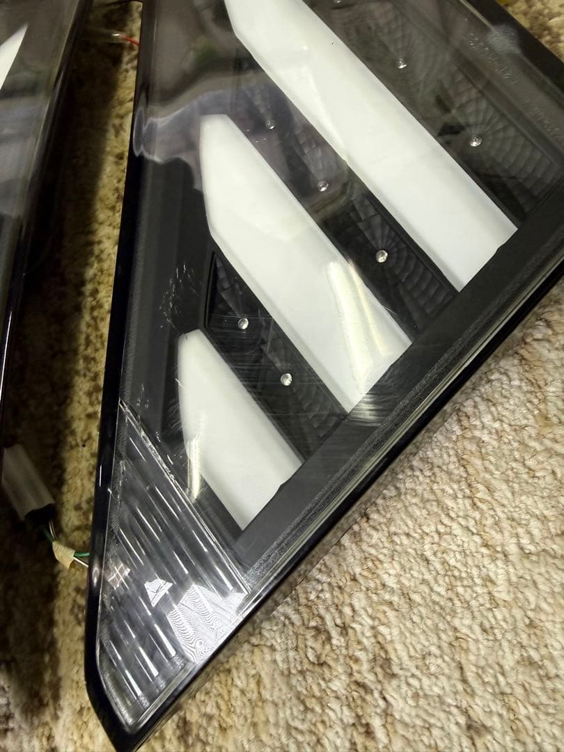 ヴェルファイア アルファード系スモークレンズデザインのホワイトLEDテールランプ