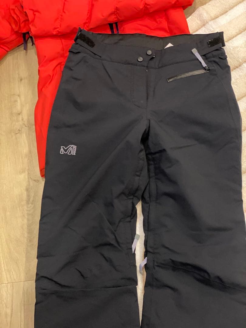 これはフランス発祥のアルパインブランド「Millet）のスノーウェアです。