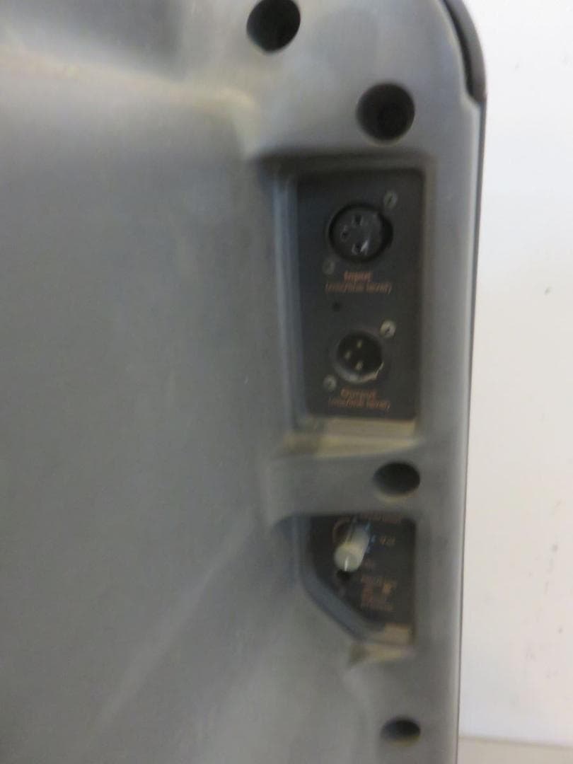 JBL EON15 テージおよびスタジオ モニター。